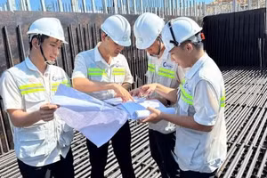 Sinh viên Trường đại học Giao thông vận tải Thành phố Hồ Chí Minh làm quen với công việc trên công trường ngay từ khi còn ngồi trên ghế giảng đường. (Ảnh: UTH)