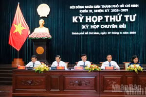 Các đồng chí chủ trì kỳ họp. (Ảnh: THẾ ANH)