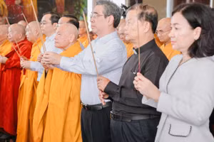 Lãnh đạo Thành phố Hồ Chí Minh và lãnh đạo Giáo hội Phật giáo Việt Nam dâng hương tưởng niệm Anh hùng liệt sĩ đã hy sinh vì độc lập, tự do của Tổ quốc, vì hạnh phúc của nhân dân.