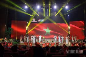 Tiết mục văn nghệ tại Chương trình giao lưu nghệ thuật “Hướng về biên giới, biển, đảo Tổ quốc” năm 2026. (Ảnh: VŨ HOÀNG)
