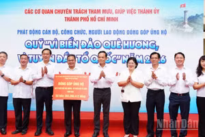 Bí thư Thành ủy Thành phố Hồ Chí Minh Trần Lưu Quang cùng các đồng chí Thường trực Thành ủy, lãnh đạo các cơ quan chuyên trách tham mưu, giúp việc Thành ủy Thành phố Hồ Chí Minh trao kinh phí ủng hộ Quỹ “Vì biển đảo quê hương-Vì tuyến đầu Tổ quốc” Thành phố năm 2026. (Ảnh: VƯƠNG LÊ)