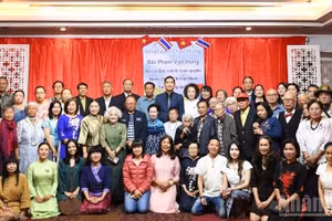 Đại sứ Việt Nam tại Thái Lan Phạm Việt Hùng có cuộc gặp gỡ Ban Chấp hành Hội Người Việt tỉnh Chiang Mai cùng hơn 120 kiều bào Việt Nam, ngày 27/11/2025. (Ảnh: Báo Nhân Dân)