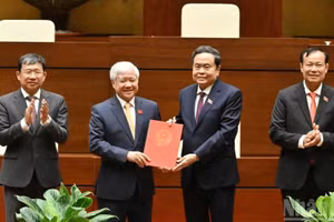 Chủ tịch Quốc hội Trần Thanh Mẫn trao Nghị quyết của Ủy ban Thường vụ Quốc hội về việc thành lập Tổ chức Nghị sĩ hữu nghị Việt Nam Quốc hội khóa XVI cho Đoàn Chủ tịch Tổ chức Nghị sĩ hữu nghị Việt Nam của Quốc hội Khóa XVI. 