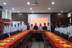 Đại diện các đơn vị tham gia tiếp nhận và bàn giao các mẫu sinh phẩm hài cốt liệt sĩ phục vụ giám định ADN, xác định danh tính liệt sĩ tại Trung tâm giám định ADN (Viện Sinh học, Viện Hàn lâm). (Ảnh: MINH ĐỨC)