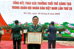 Thượng úy Nguyễn Trường Minh hôm nhận giải thưởng tại Thủ đô Hà Nội. (Ảnh: ĐÌNH THẮNG)