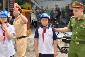 Học sinh được phổ biến kiến thức pháp luật, kỹ năng tham gia giao thông an toàn. (Ảnh: BÁO NHÂN DÂN)