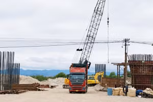 Thi công cầu vượt đường sắt và Quốc lộ 1 của dự án đầu tư xây dựng Quốc lộ 15D. (Ảnh: LÂM QUANG HUY)