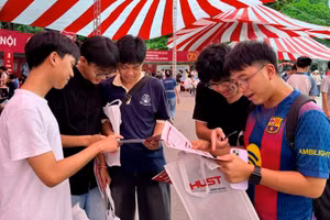 Thí sinh tìm hiểu thông tin tại Ngày hội lựa chọn nguyện vọng xét tuyển đại học, cao đẳng năm 2026. (Ảnh: QUỲNH NGUYỄN)