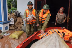 Lực lượng Công an Lạng Sơn hỗ trợ di chuyển người già và trẻ nhỏ tới điểm an toàn (Ảnh: CÔNG AN LẠNG SƠN)