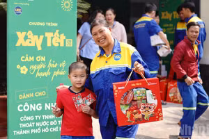 Chương trình “Xây Tết 2026”, trao quà cho công nhân thoát nước đô thị Thành phố.