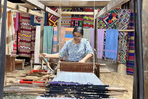 Nghề dệt truyền thống góp phần nuôi dưỡng bản sắc và tạo thêm sinh kế cho người dân. (Ảnh: THI PHONG)