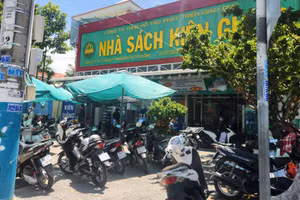 Dù quá trưa nhưng các nhà sách trên địa bàn phường Rạch Giá, tỉnh An Giang vẫn còn đông phụ huynh tìm mua sách cho con để chuẩn bị năm học mới. (Ảnh: QUỐC TRINH)