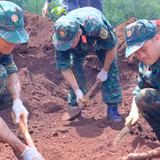 Các chiến sĩ Đội K72 cẩn trọng trong quy tập hài cốt liệt sĩ.