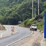 Lực lượng chức năng phân luồng giao thông trên tuyến Quốc lộ 6.