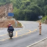 Cảnh sát giao thông phân luồng tại khu vực sạt lở trên Quốc lộ 6.