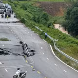 Điểm sạt lở tại Km66+200, Quốc lộ 4B do mưa lớn từ bão số 4. (Ảnh: Cục Đường bộ Việt Nam)