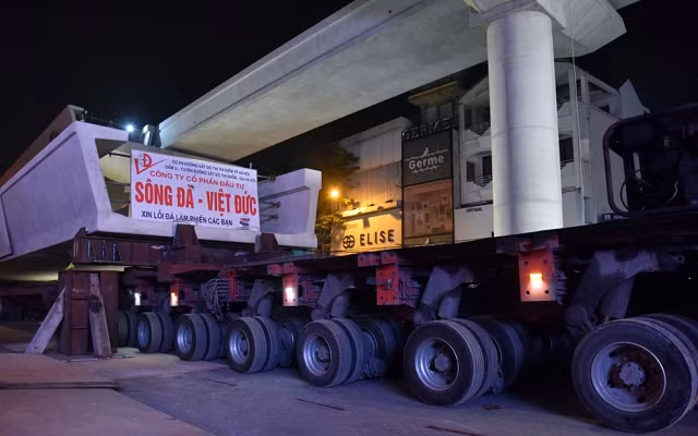 Lắp đặt thành công dầm cuối cùng trên tuyến đường sắt Nhổn - Ga Hà Nội ảnh 2