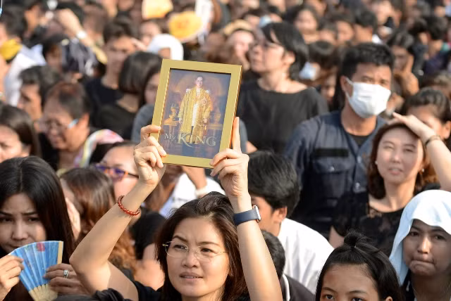 Người dân Thái-lan tiễn linh cữu nhà vua tới Hoàng cung ảnh 11