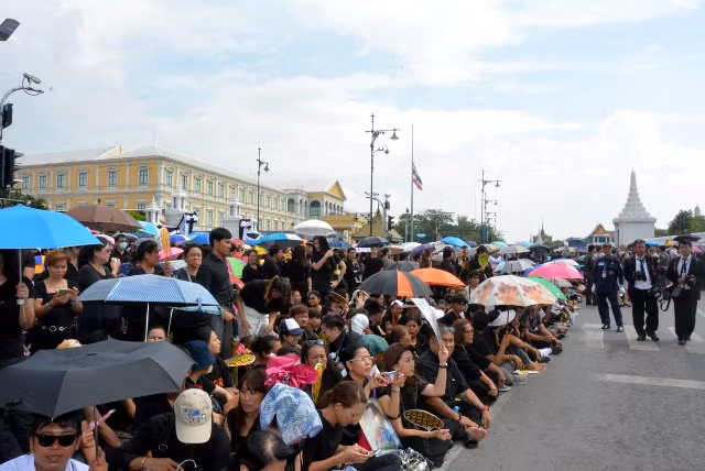 Người dân Thái-lan tiễn linh cữu nhà vua tới Hoàng cung ảnh 6 Người dân Thái-lan tiễn linh cữu nhà vua tới Hoàng cung ảnh 6