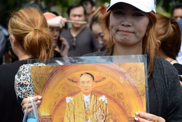 Người dân Thái-lan tiễn linh cữu nhà vua tới Hoàng cung ảnh 2
