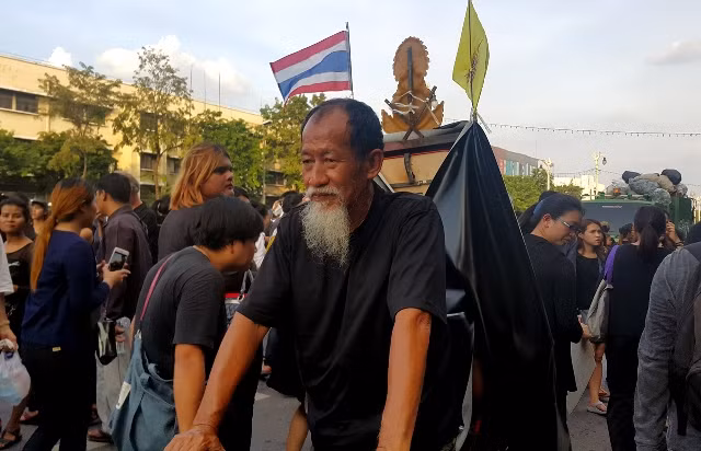 Người dân Thái-lan tiễn linh cữu nhà vua tới Hoàng cung ảnh 7 Người dân Thái-lan tiễn linh cữu nhà vua tới Hoàng cung ảnh 7