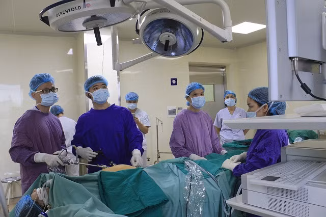 Chủ quan nuốt xương cá kìm, một người bị thủng ruột non ảnh 1