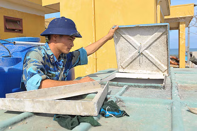 Cận cảnh máy lọc nước biển thành nước ngọt ở Trường Sa ảnh 8 Cận cảnh máy lọc nước biển thành nước ngọt ở Trường Sa ảnh 8