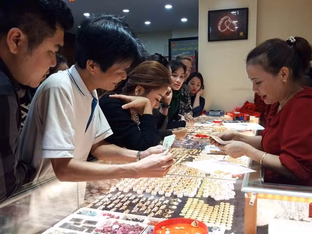 Tấp nập khách mua vàng ngày vía Thần Tài ảnh 3