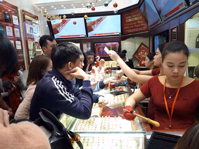 Tấp nập khách mua vàng ngày vía Thần Tài ảnh 5