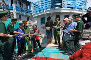 Công an xã Tân Thủy phối hợp Đồn Biên phòng Hàm Luông tuyên truyền ngư dân chống khai thác bất hợp pháp, không báo cáo, không theo quy định. 