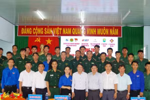 Tuổi trẻ Bộ đội Biên phòng tỉnh Vĩnh Long ra quân chiến dịch "Hành quân xanh" năm 2026. (Ảnh: TRẦN GIỎI)