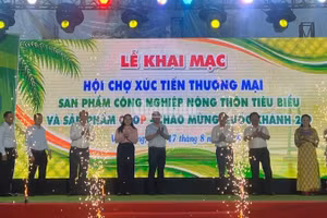 Đại biểu tham dự thực hiện nghi thức khai mạc Hội chợ xúc tiến thương mại, sản phẩm công nghiệp nông thôn tiêu biểu và sản phẩm OCOP. (Ảnh: HOÀNG TRUNG)