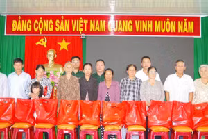 Tặng quà cho hộ gia đình chính sách, gia đình có hoàn cảnh khó khăn tại xã Tân Thủy, tỉnh Vĩnh Long. (Ảnh: TRẦN GIỎI)