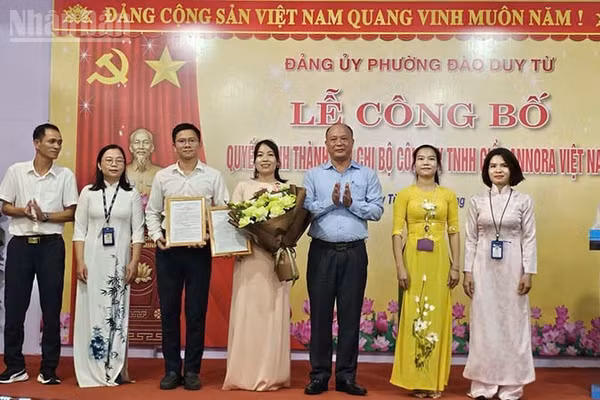 Đảng ủy phường Đào Duy Từ trao quyết định thành lập Chi bộ và chỉ định nhân sự chủ chốt của chi bộ trong doanh nghiệp FDI. (Ảnh: MAI LUẬN)