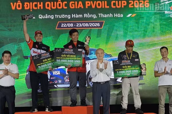Ban tổ chức trao giải cho các vận động viên đoạt giải Nhất, Nhì, Ba nội dung đua ô-tô hạng cầu sau. (Ảnh: Mai Luận)