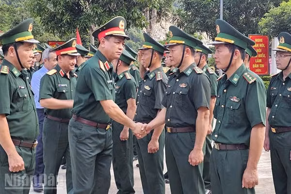 Thứ trưởng Bộ Quốc phòng thăm lực lượng vũ trang ở các xã biên giới tỉnh Thanh Hóa. (Ảnh: MAI LUẬN)