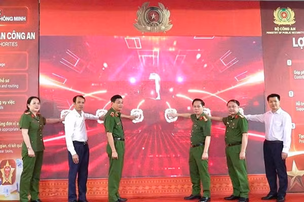Các đại biểu thực hiện nghi thức ra mắt "Trạm Cảnh sát thông minh". (Ảnh: Công an Thanh Hóa)