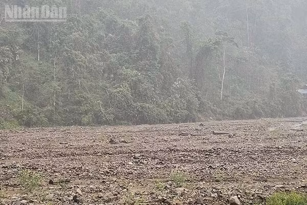 Một phần ruộng nước ở xã Bát Mọt, tỉnh Thanh Hóa trơ sỏi đá bởi các trận lũ lịch sử. (Ảnh: MAI LUẬN)