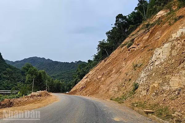 Ta-luy dương bên Quốc lộ 217 tiếp tục sạt lở ở xã Trung Hạ, tỉnh Thanh Hóa. (Ảnh: MAI LUẬN)