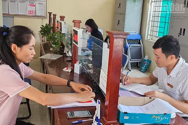 Cán bộ Trung tâm Phục vụ hành chính công xã An Nông tiếp nhận, giải quyết hồ sơ hành chính cho công dân. (Ảnh: Mai Luận)