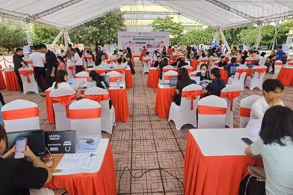 Quang cảnh ngày hội việc làm. (Ảnh: MAI LUẬN)