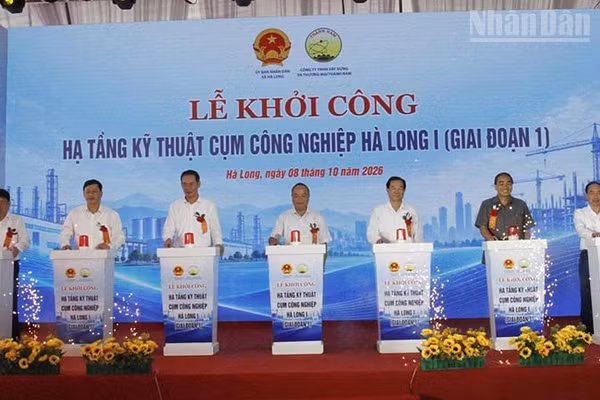 Các đại biểu thực hiện nghi thức khởi công xây dựng hạ tầng cụm công nghiệp. (Ảnh: Mai Luận)