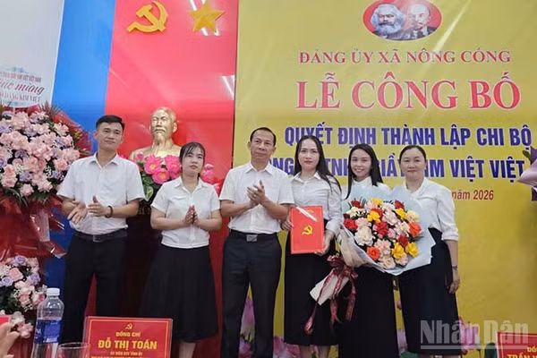 Bí thư Đảng ủy xã Nông Cống trao quyết định thành lập cho Chi bộ Đảng trong doanh nghiệp FDI. (Ảnh: MAI LUẬN)