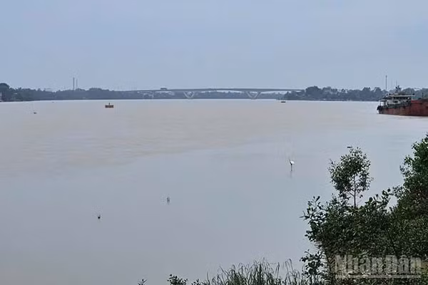 Nước trên hạ lưu sông Mã. (Ảnh: MAI LUẬN)