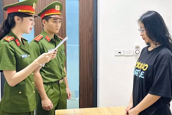 Cơ quan Công an thi hành quyết định khởi tố vụ án, bị can. (Ảnh: Công an Thanh Hóa)