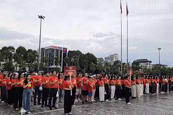 Các tầng lớp nhân dân Thanh Hóa thực hiện nghi lễ chào cờ. (Ảnh: Mai Luận)