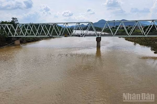 Nước đang lên trên sông Lèn, tỉnh Thanh Hóa. (Ảnh: MAI LUẬN)