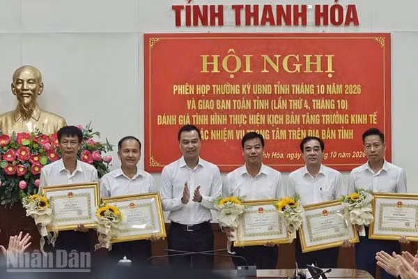 Chủ tịch tỉnh Thanh Hóa trao tặng bằng khen cho tập thể, cá nhân ở xã Hoằng Thanh có thành tích xuất sắc trong giải phóng mặt bằng thực hiện dự án đầu tư công. (Ảnh: Mai Luận)
