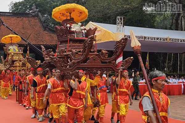 Rước kiệu vua Lê Thái Tổ và Trung Túc vương Lê Lai về sân điện Lam Kinh. (Ảnh: MAI LUÂN)