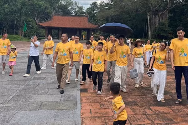 Du khách tham quan Di tích Lam Kinh. (Ảnh: Ban quản lý di tích)